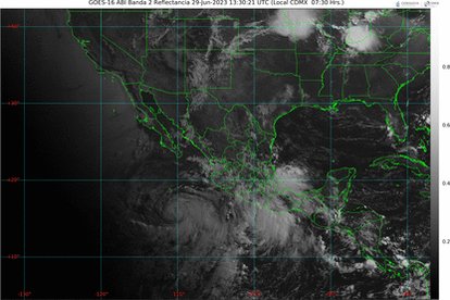 El huracán Adrian se aleja de México, pero depresión tropical al sur preocupa mucho más