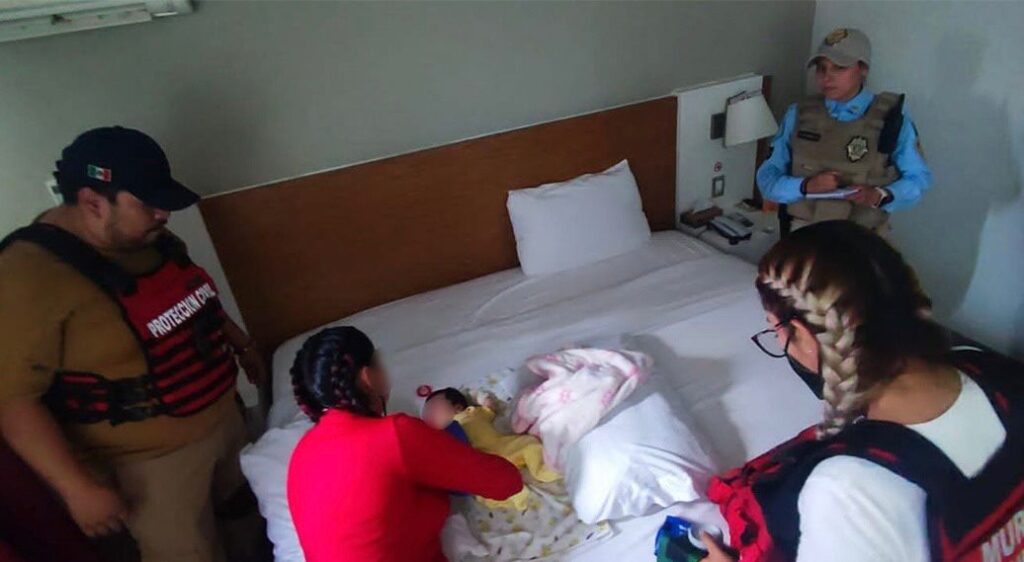 Abandonan a bebé en hotel de CDMX, policías la rescatan