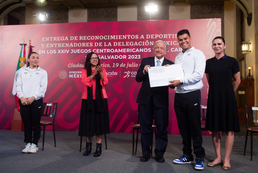 AMLO premia a campeones de Juegos Centroamericanos; pide primer lugar en los Panamericanos