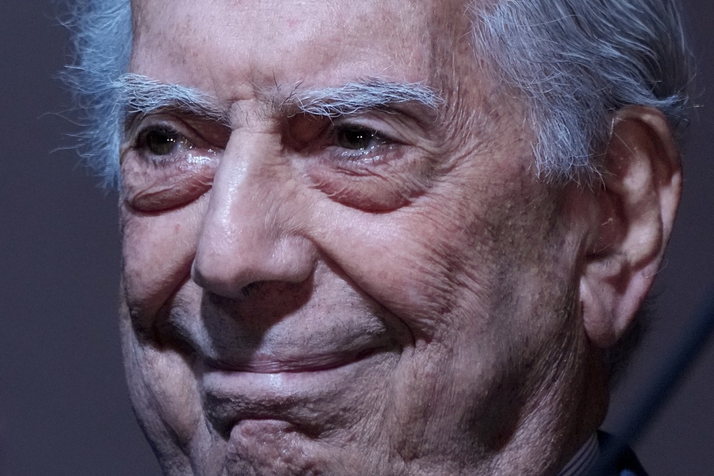 Hijos de Vargas Llosa dicen que su padre salió de hospital tras recuperarse de COVID