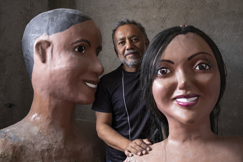 No son muñecas, sino cultura viva: un artesano lleva la historia oaxaqueña a las calles de México