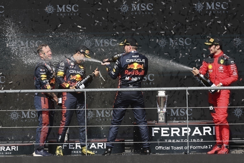 Verstappen arrasa a Checo Pérez en un 1-2 de Red Bull F1 en Bélgica
