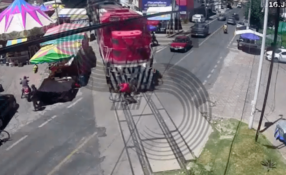 Sale volando ciclista tras intentar ganarle al tren en Tlaxcala (Video)