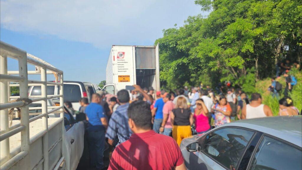 Encuentran a 172 migrantes abandonados en un camión