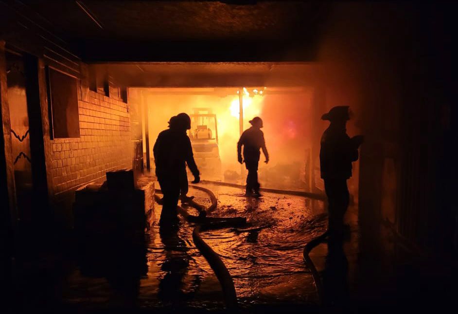 Bomberos sofocan incendio en fábrica de Tlalnepantla