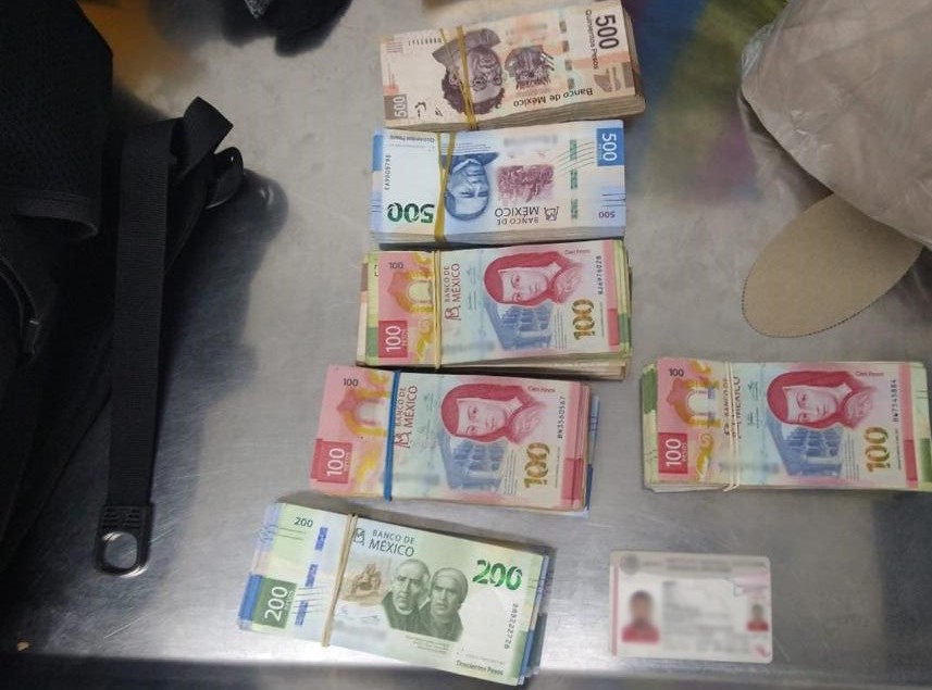 Detienen a persona con 300 mil pesos en el Aeropuerto de Monterrey
