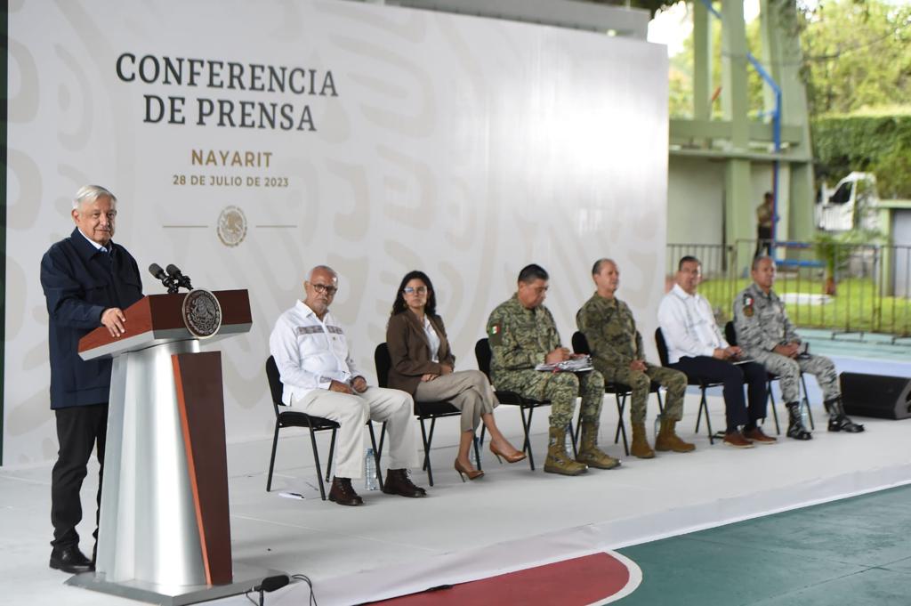 AMLO impide a secretarios de Defensa y Marina responder al GIEI; acusa campaña contra el Ejército