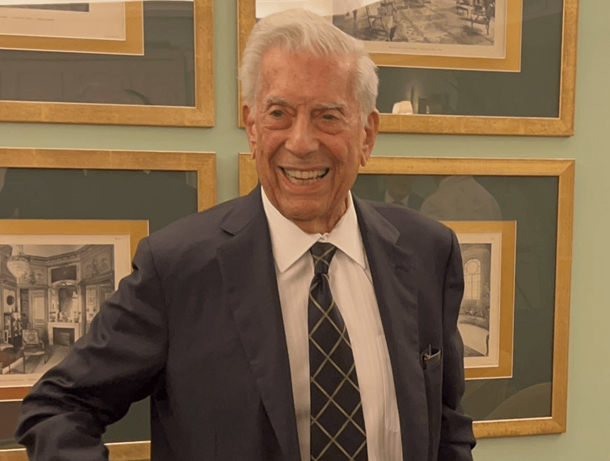 Hijos de Mario Vargas Llosa afirman que el escritor está hospitalizado por COVID-19