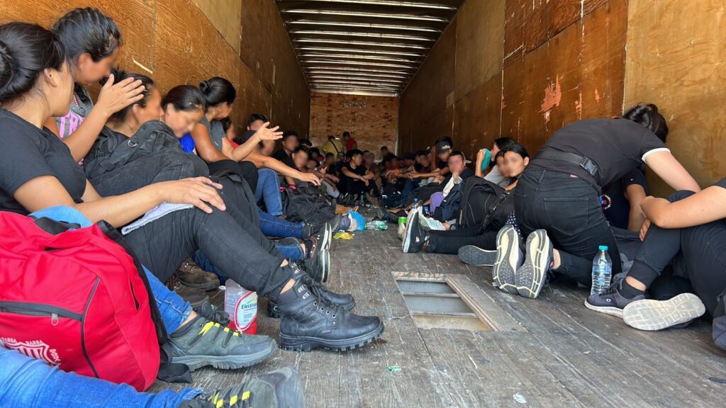 Rescatan a 64 migrantes guatemaltecos abandonados en tráiler en Nuevo León