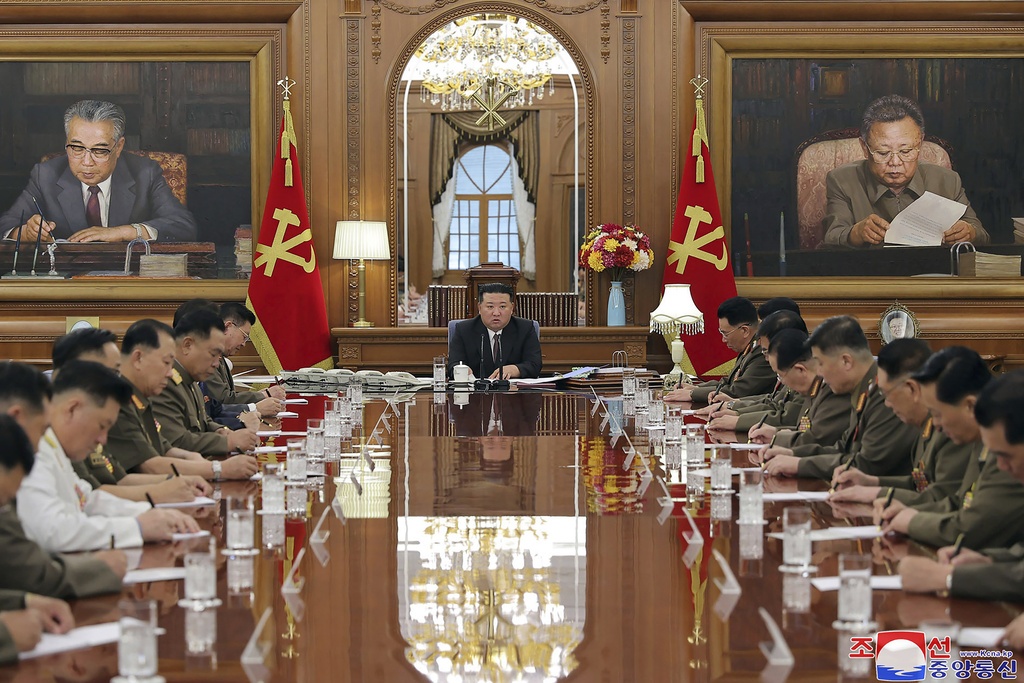 Líder norcoreano pide al ejército que afine planes de guerra ante maniobras de rivales