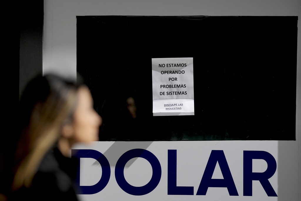 Argentina anuncia medidas económicas en un esfuerzo por ayudar a sectores golpeados por devaluación