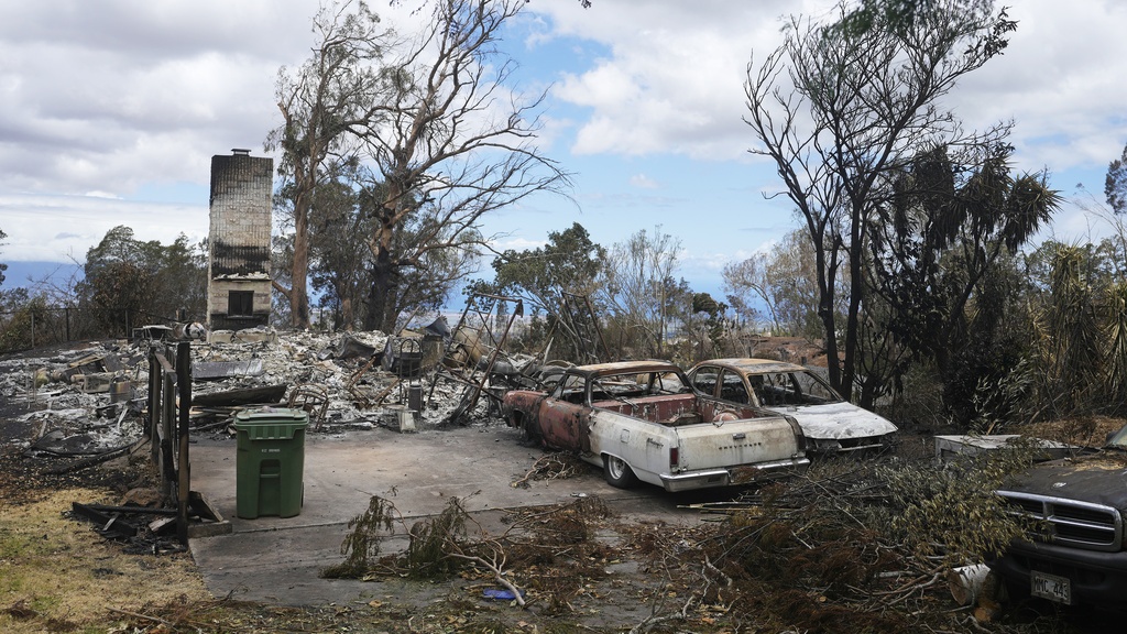 Hawai trabaja para identificar a los 99 muertos de los incendios mientras busca entre las ruinas