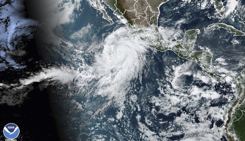 Hilary sube a huracán categoría 2 en el Pacífico pero todavía lejos de las costas de México