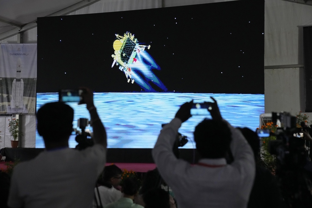Nave espacial de India desciende con éxito en la Luna