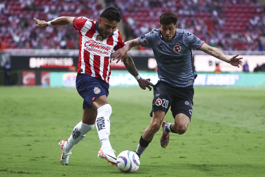 Con gol de Alvarado, Chivas vence a Tijuana y sigue como líder en México