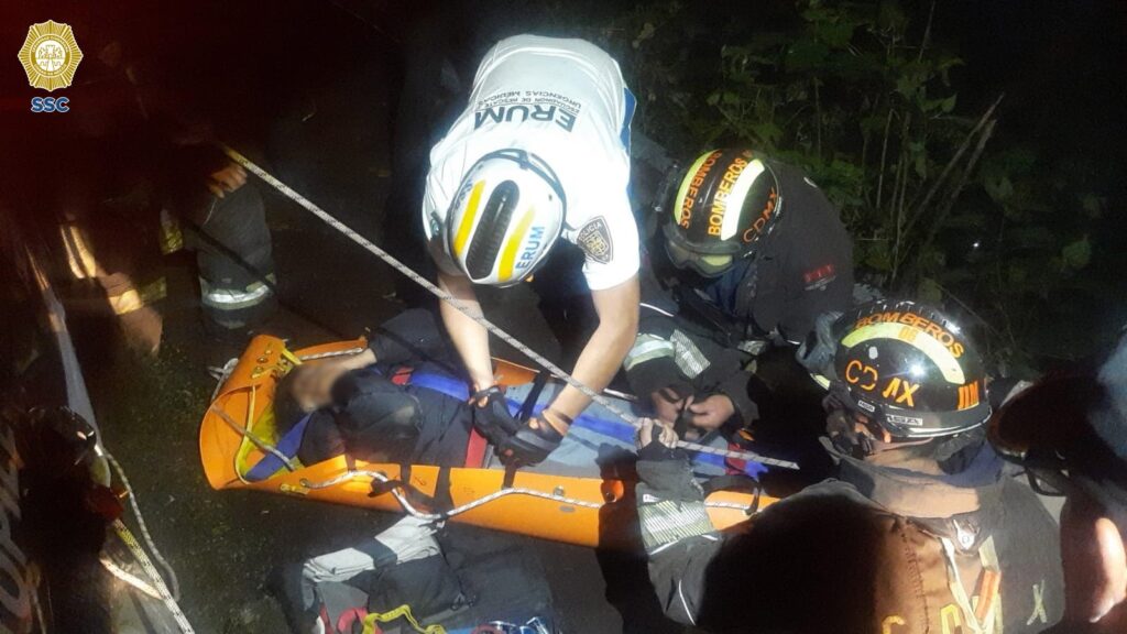 Rescatan a dos personas dentro de su auto que cayeron en barranco en Tlalpan