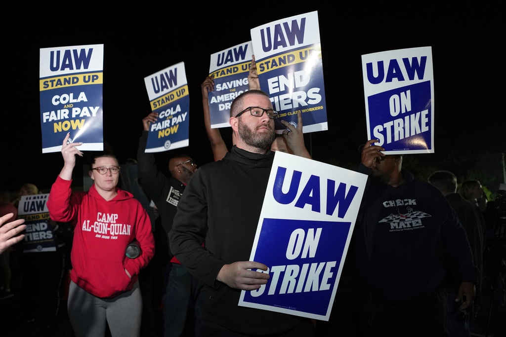 13 mil empleados de 3 automotrices de Detroit reclaman mejoras salariales y beneficios en huelga