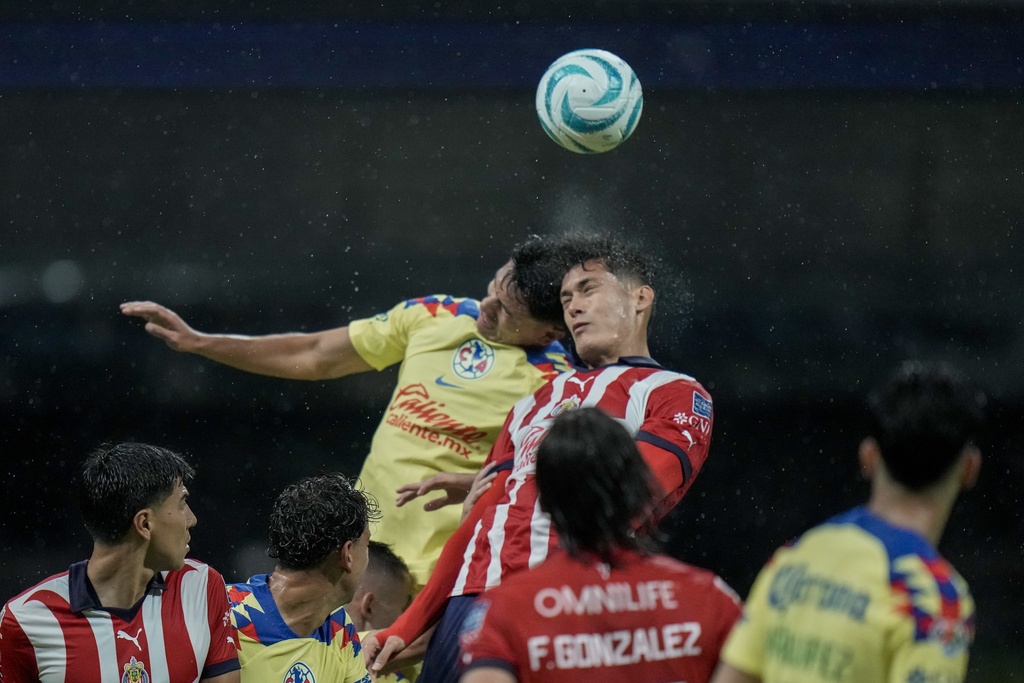 Chileno Valdés firma doblete y América golea 4-0 a Chivas en el clásico de México