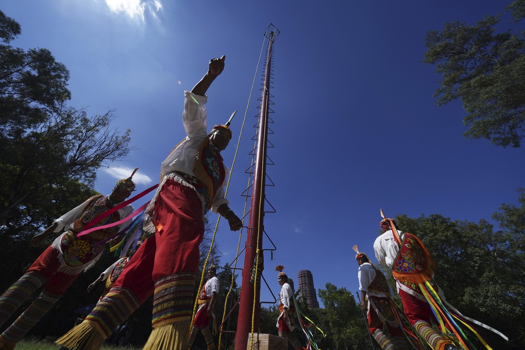 La "danza de los voladores", una tradición que cada vez conquistan más mexicanas