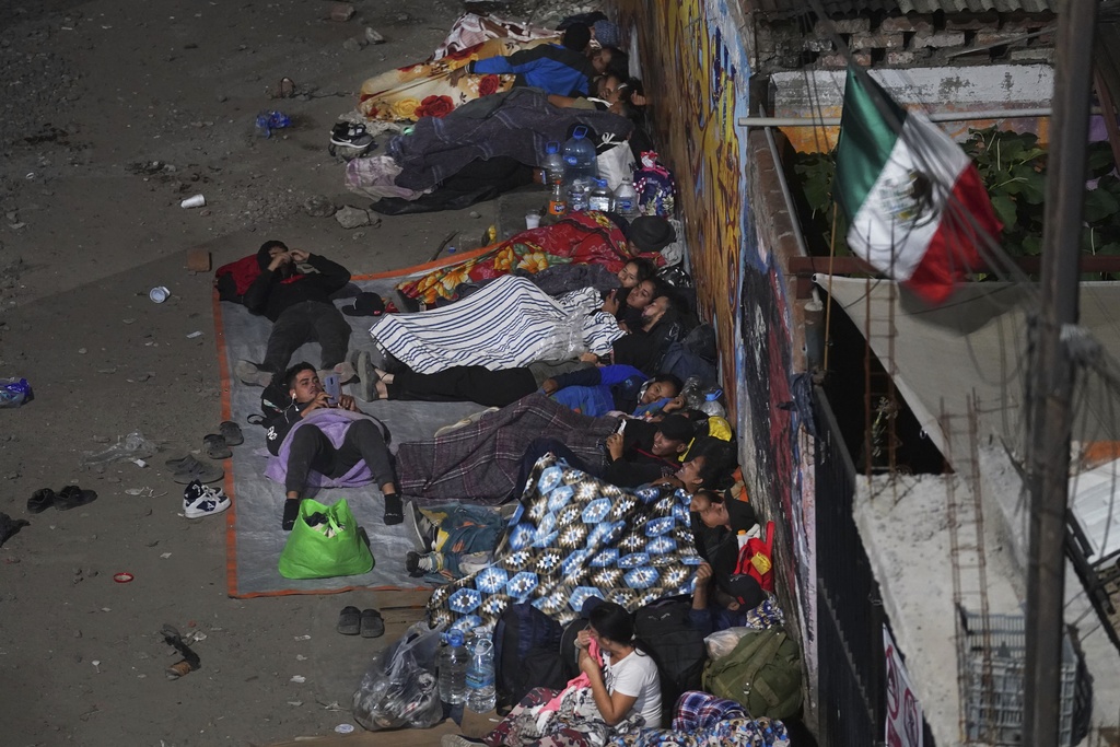 México convoca a cancilleres de 10 países latinoamericanos para definir plan ante crisis migratoria