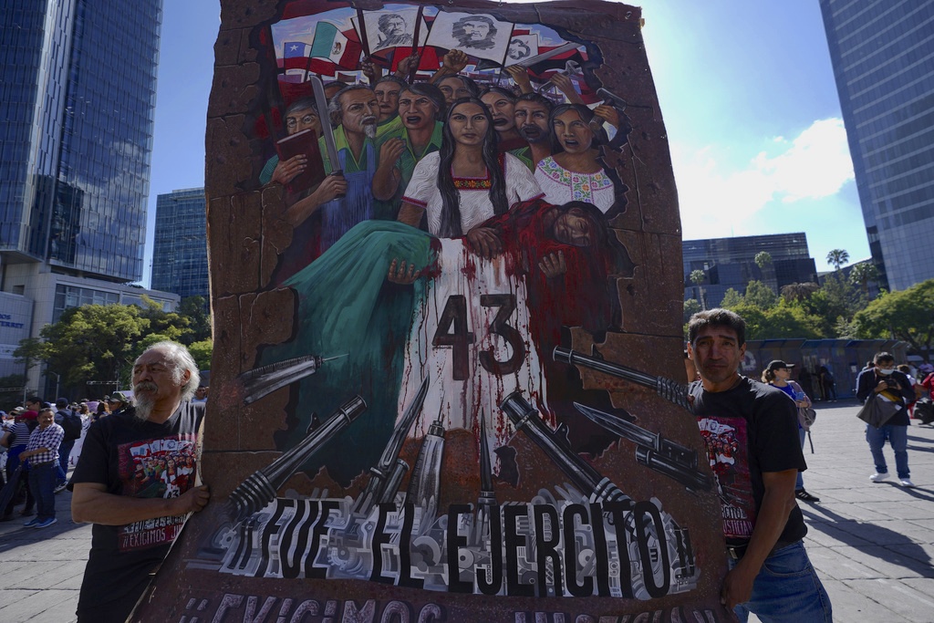 Tensiones entre gobierno y familiares de jóvenes desaparecidos marcan aniversario de caso Ayotzinapa