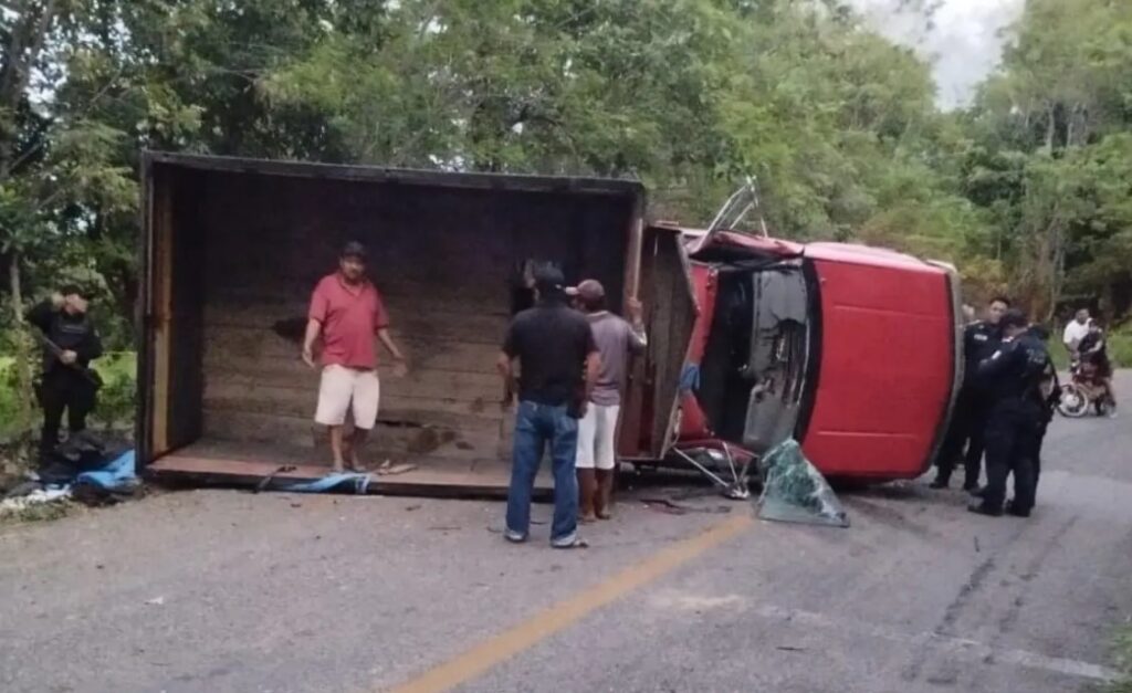 2 muertos y 19 migrantes heridos al volcar camión en Chiapas