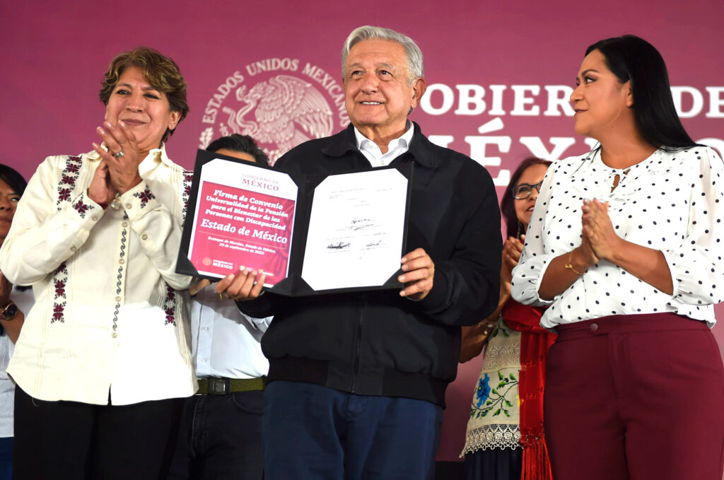 AMLO firma convenio de pensión universal para personas con discapacidad en Estado de México