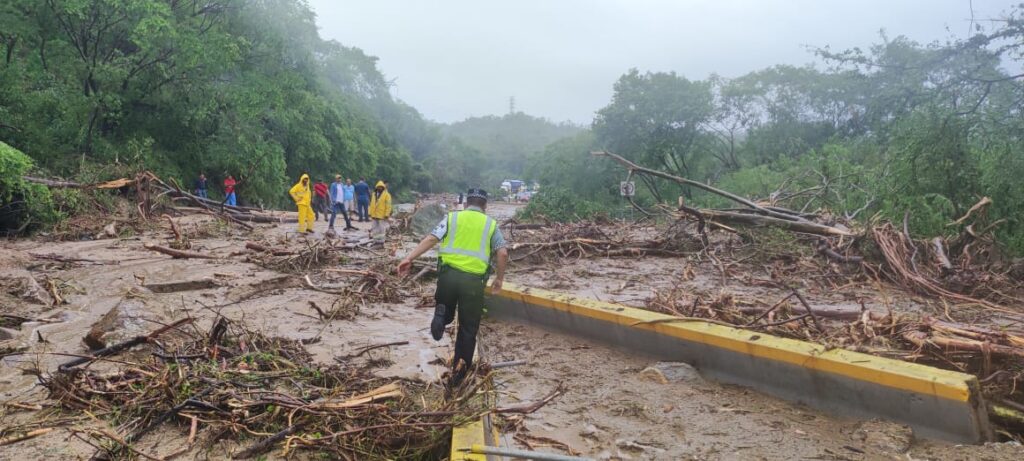 Huracán Otis dejó 27 muertos, confirman AMLO y Evelyn Salgado tras recorrido de ayer