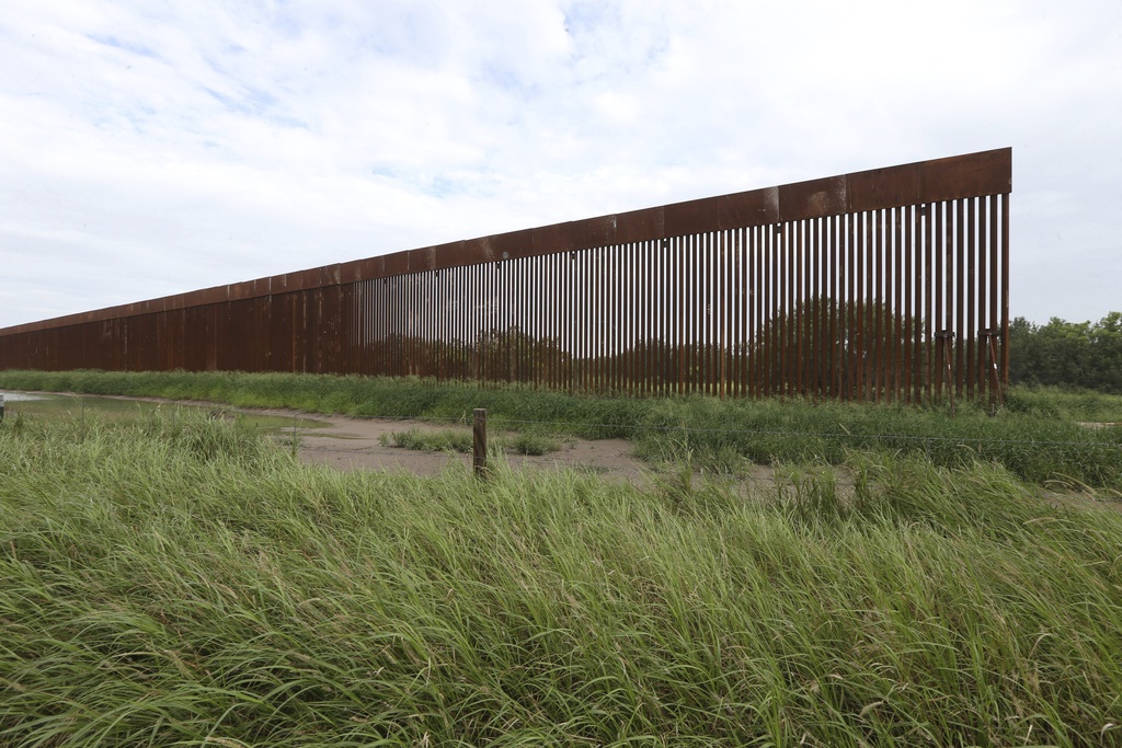 Gobierno de EUA autoriza construcción de muro fronterizo en Texas