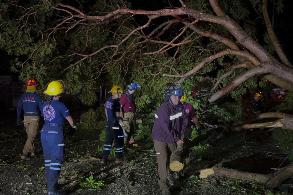 2 muertos, bloqueos en vías y corte del servicio eléctrico deja huracán Lidia en México