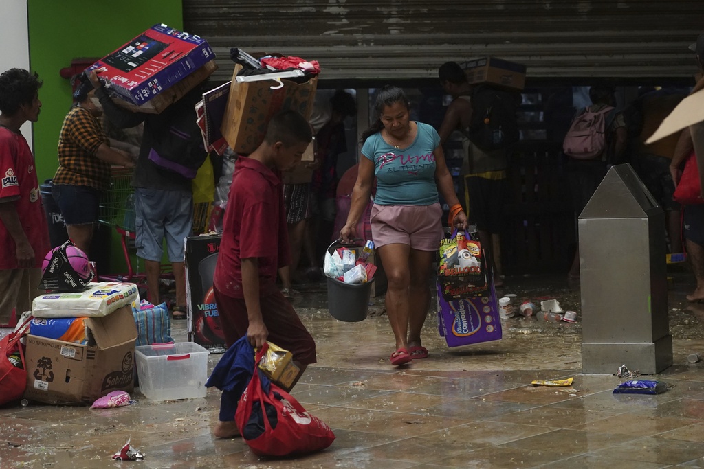 Buscar comida y a familiares: la principal angustia de un Acapulco devastado por el huracán Otis