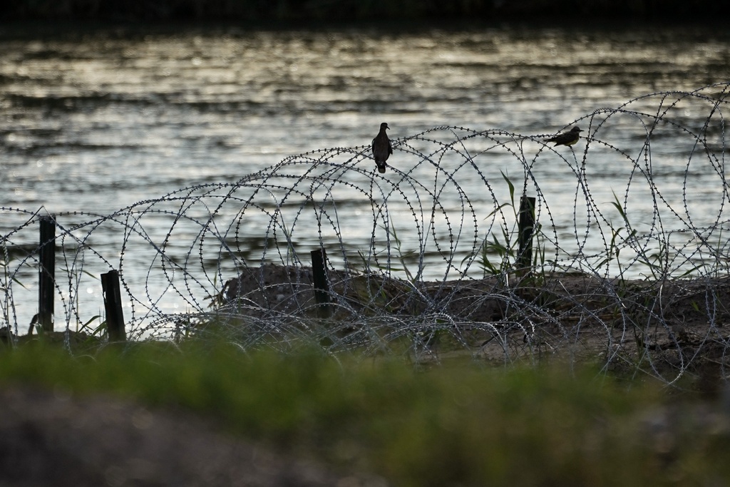Jueza ordena a agentes federales dejar de cortar alambre de púas en cruce fronterizo con México