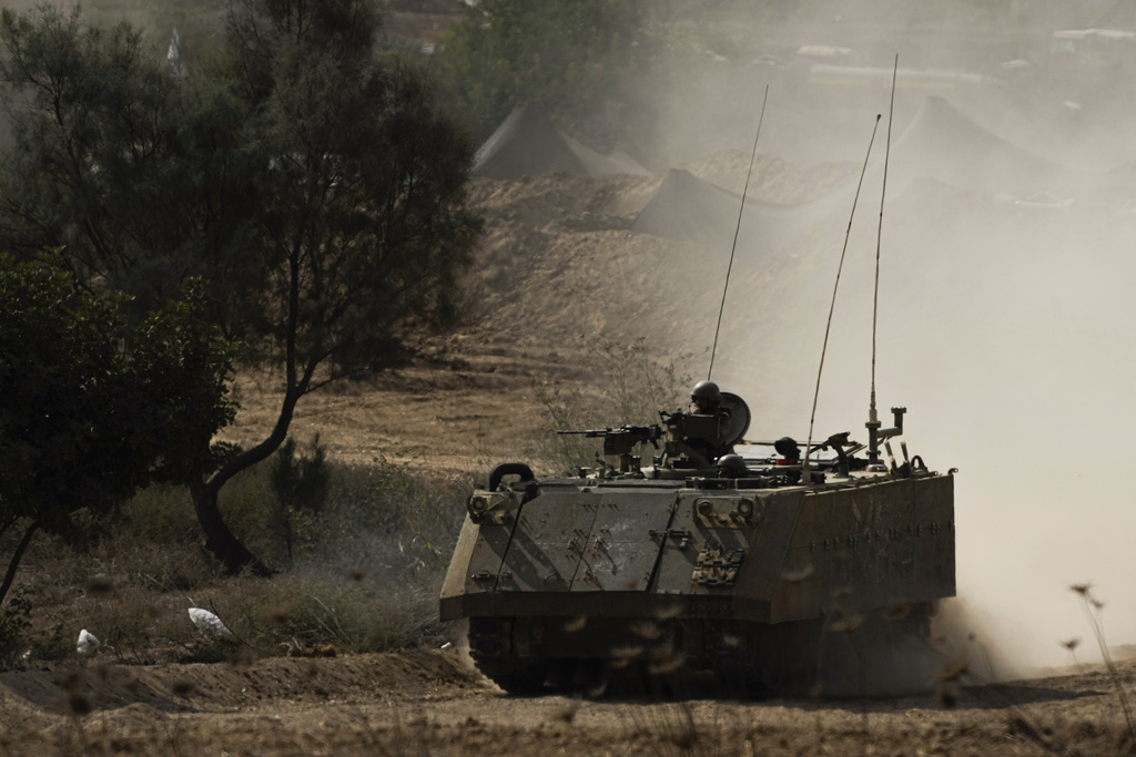 Israel ataca Gaza por aire y tierra, arrasa departamentos en campo de refugiados