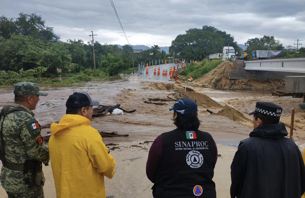AMLO envía a secretarios a estados afectados por huracán Lidia y tormenta Max