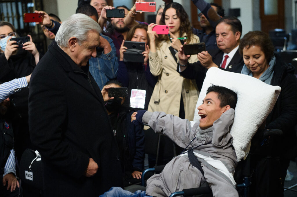 AMLO promete estancia y sillas de ruedas para personas con discapacidad motriz