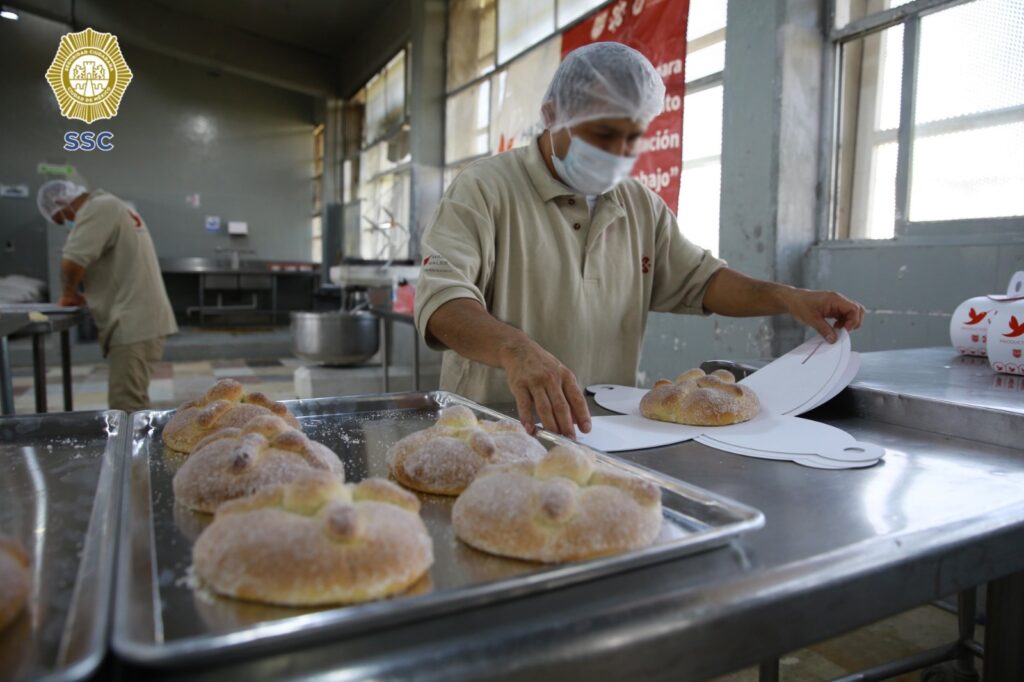 Policía CDMX vende pan de muerto elaborado por internos de centros penitenciarios