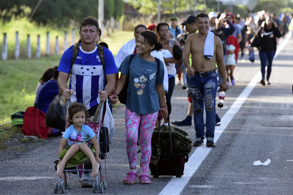 Caravana con unos 5.000 migrantes avanza lentamente por el sur de México
