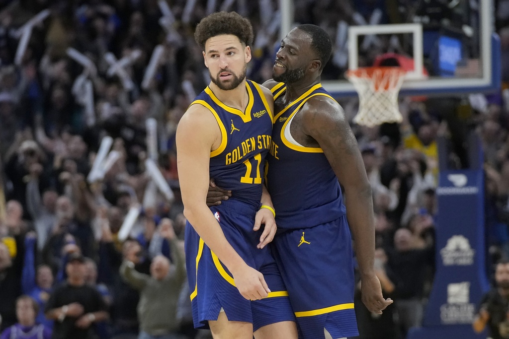 Curry y Thompson conducen a Warriors a victoria apretada ante Kings