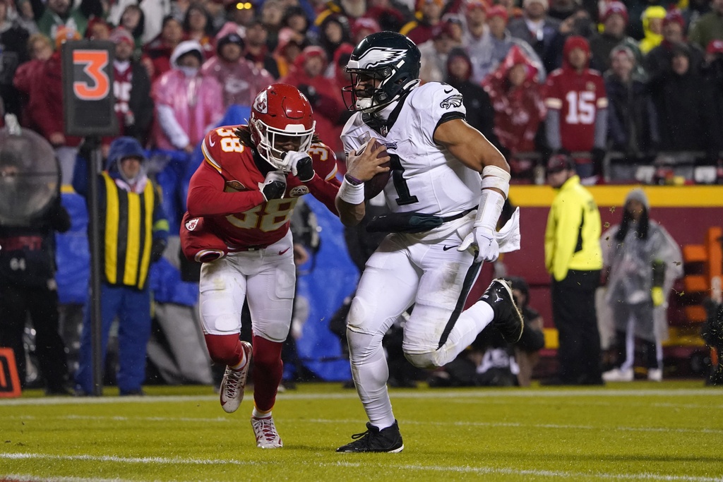 Jalen Hurts vuelve a las andadas por tierras; Eagles ganan la revancha del Super Bowl ante Chiefs