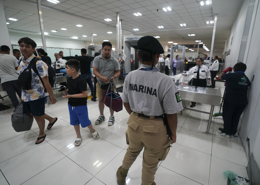 México formaliza entrega de 3 aeropuertos más a los militares