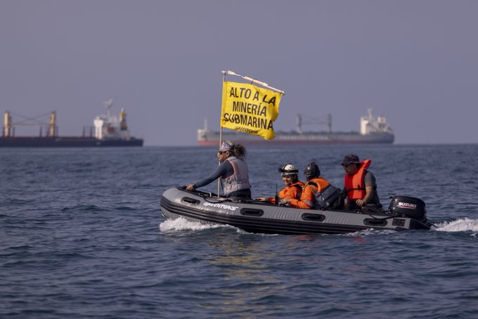 Ambientalistas abordan un barco de minería submarina entre Hawai y México
