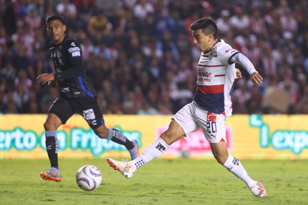 Chivas se impone 2-1 a Gallos para situarse en zona de clasificación en México