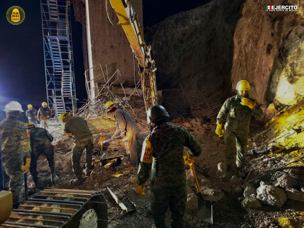 Mueren 5 trabajadores al desplomarse un andamiaje de 15 metros en Hidalgo