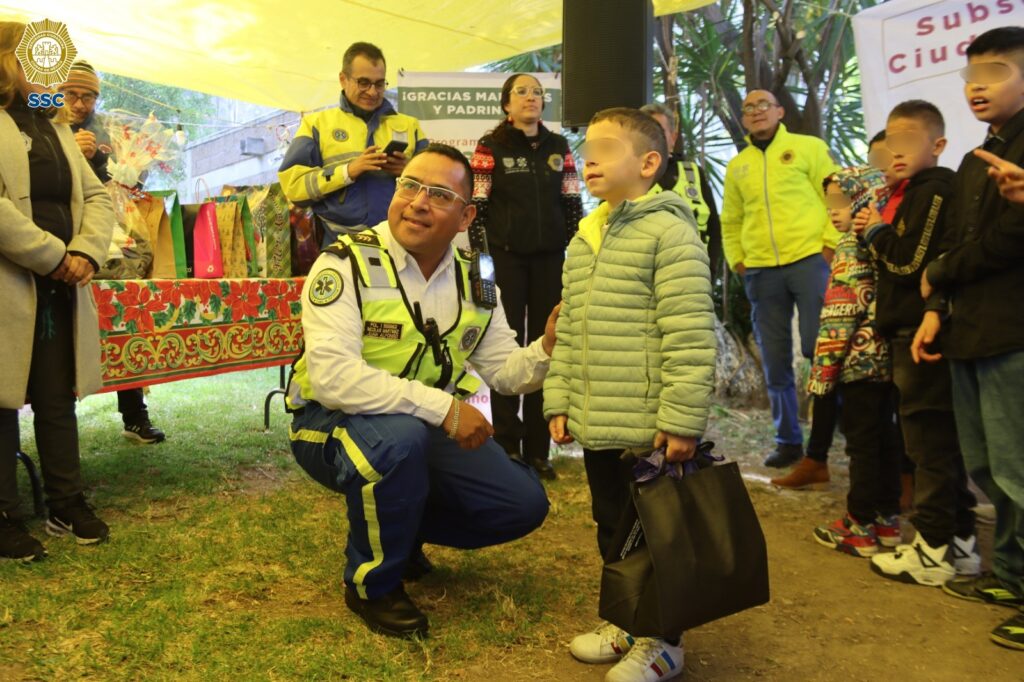 Policía CDMX entregó regalos a niños de fundación Aldeas Infantiles SOS