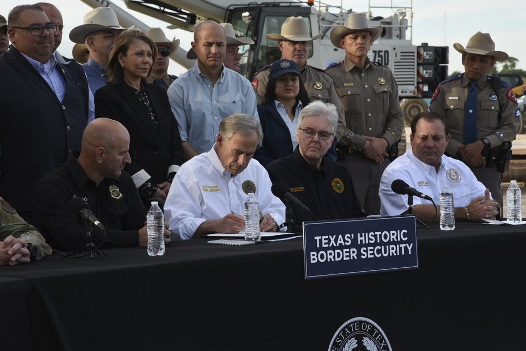 Texas promulga ley que permite a policía estatal detener a migrantes que entren ilegalmente en EUA
