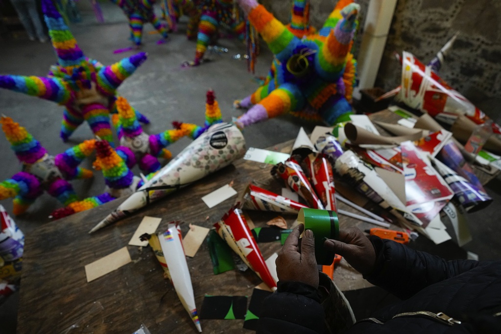 Las piñatas, una tradición que pinta de color y alegría las navidades mexicanas