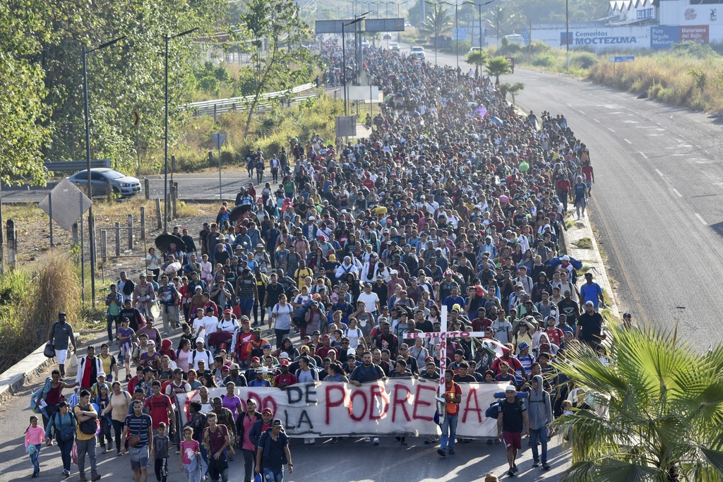 Caravana de migrantes pasa la Navidad caminando por el sur de México
