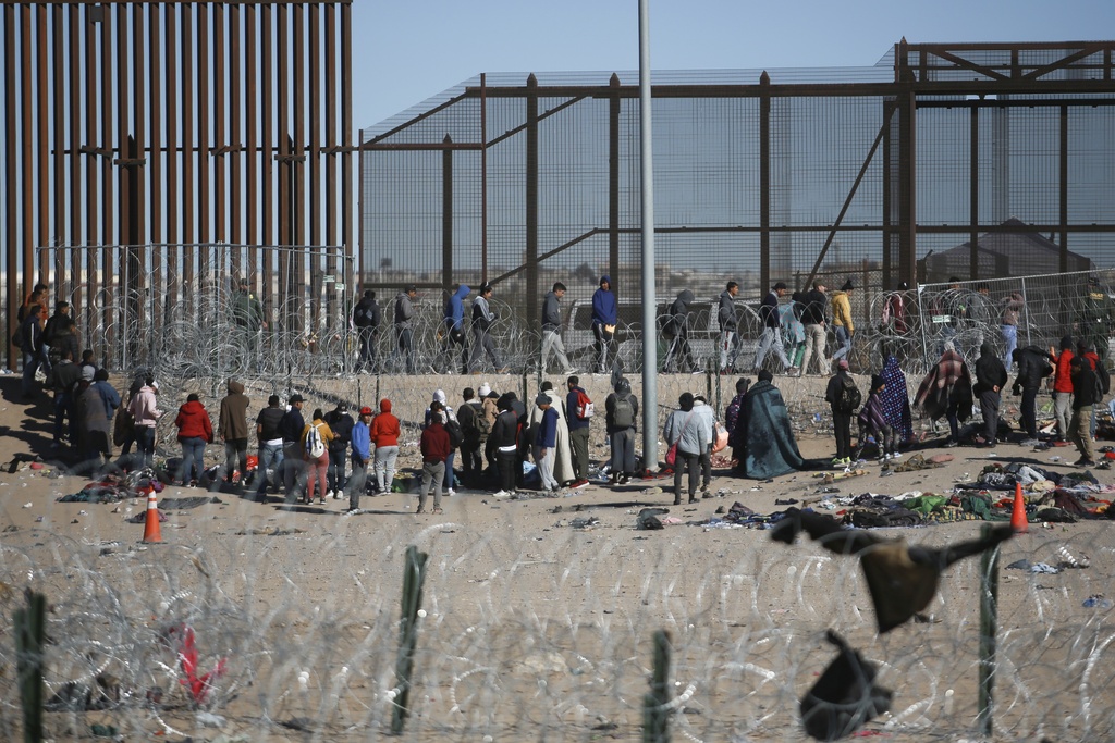 México retira campamento de migrantes en la frontera mientras EUA intensifica la presión