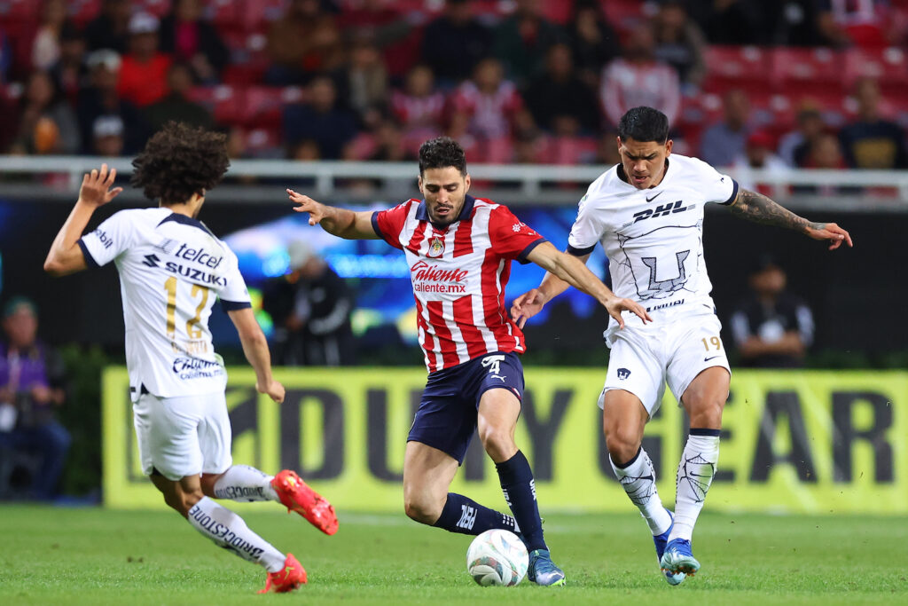 Chivas logra magra ventaja sobre Pumas en los cuartos de final del torneo Apertura