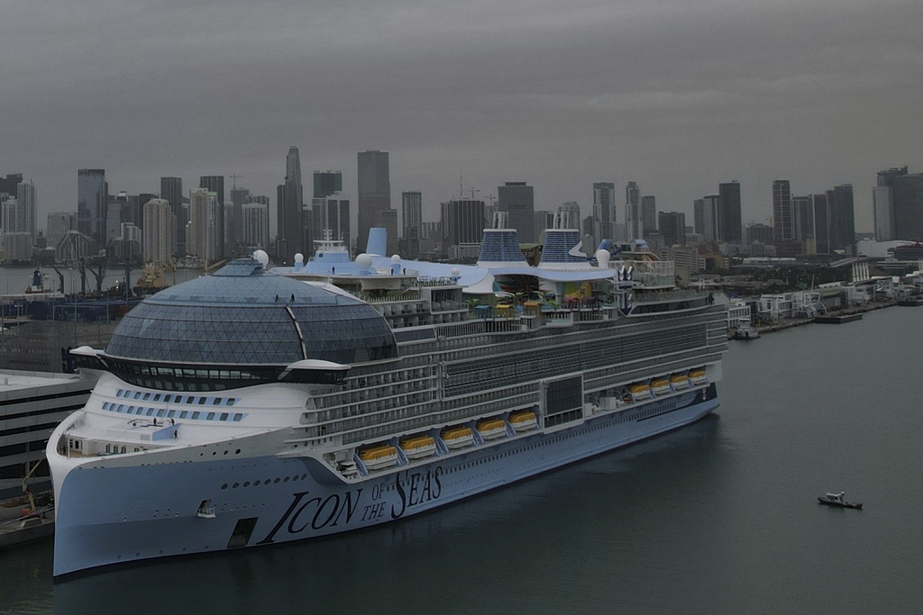 El crucero más grande del mundo inicia travesía inaugural desde Miami